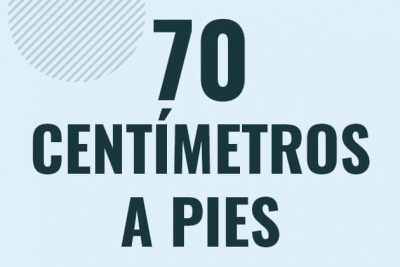 Profesor en pizarra explicando cuanto es 70 centimetros en pies o como pasar de 70 cm a ft