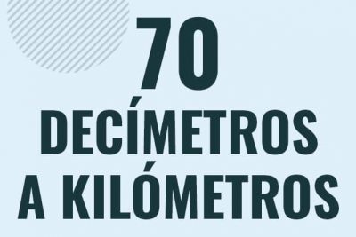 Profesor en pizarra explicando cuanto es 70 decimetros en kilometros o como pasar de 70 dm a km