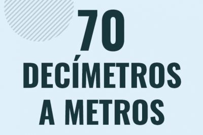 Profesor en pizarra explicando cuanto es 70 decimetros en metros o como pasar de 70 dm a m