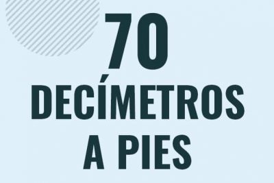 Profesor en pizarra explicando cuanto es 70 decimetros en pies o como pasar de 70 dm a ft