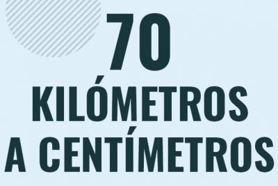 Profesor en pizarra explicando cuanto es 70 kilometros en centimetros o como pasar de 70 km a cm