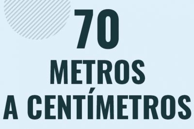 Profesor en pizarra explicando cuanto es 70 metros en centimetros o como pasar de 70 m a cm