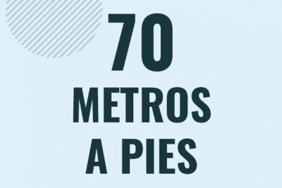 Profesor en pizarra explicando cuanto es 70 metros en pies o como pasar de 70 m a ft