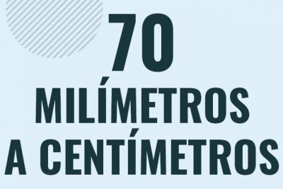 Profesor en pizarra explicando cuanto es 70 milimetros en centimetros o como pasar de 70 mm a cm