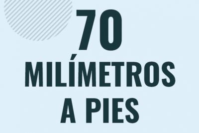 Profesor en pizarra explicando cuanto es 70 milimetros en pies o como pasar de 70 mm a ft