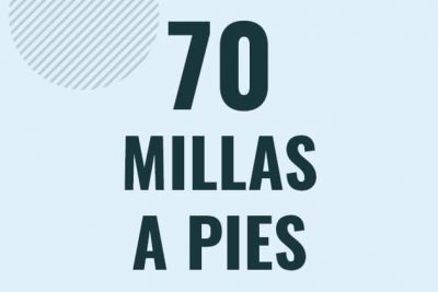 Profesor en pizarra explicando cuanto es 70 millas en pies o como pasar de 70 mi a ft