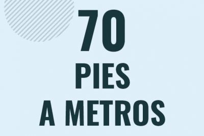 Profesor en pizarra explicando cuanto es 70 pies en metros o como pasar de 70 ft a m
