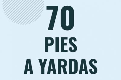 Profesor en pizarra explicando cuanto es 70 pies en yardas o como pasar de 70 ft a yd