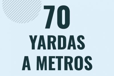 Profesor en pizarra explicando cuanto es 70 yardas en metros o como pasar de 70 yd a m