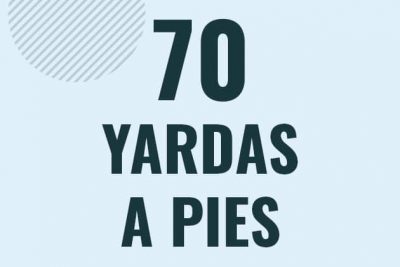 Profesor en pizarra explicando cuanto es 70 yardas en pies o como pasar de 70 yd a ft