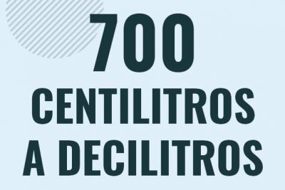Profesor en pizarra explicando cuanto es 700 centilitros en decilitros o como pasar de 700 cl a dl