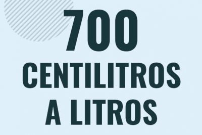 Profesor en pizarra explicando cuanto es 700 centilitros en litros o como pasar de 700 cl a l
