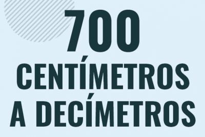 Profesor en pizarra explicando cuanto es 700 centimetros en decimetros o como pasar de 700 cm a dm