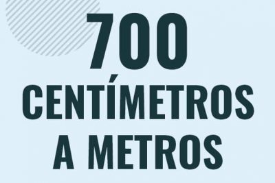 Profesor en pizarra explicando cuanto es 700 centimetros en metros o como pasar de 700 cm a m