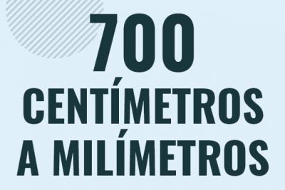 Profesor en pizarra explicando cuanto es 700 centimetros en milimetros o como pasar de 700 cm a mm