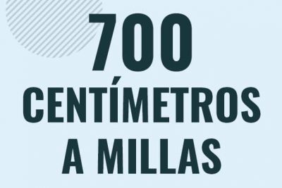 Profesor en pizarra explicando cuanto es 700 centimetros en millas o como pasar de 700 cm a mi