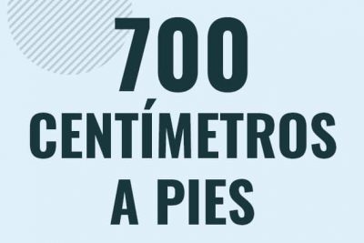 Profesor en pizarra explicando cuanto es 700 centimetros en pies o como pasar de 700 cm a ft