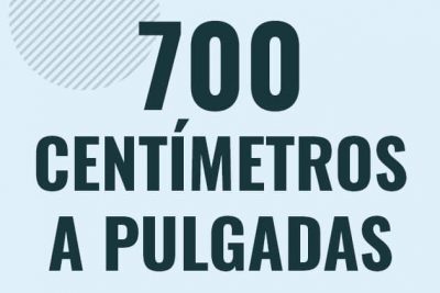 Profesor en pizarra explicando cuanto es 700 centimetros en pulgadas o como pasar de 700 cm a in