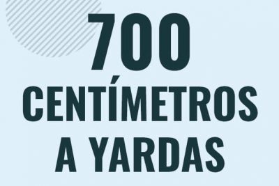 Profesor en pizarra explicando cuanto es 700 centimetros en yardas o como pasar de 700 cm a yd