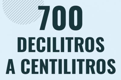 Profesor en pizarra explicando cuanto es 700 decilitros en centilitros o como pasar de 700 dl a cl