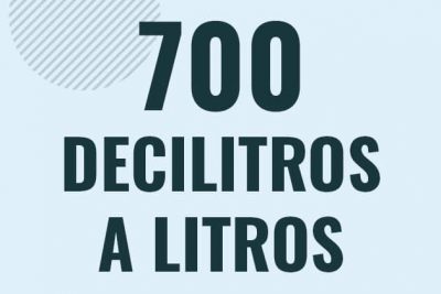 Profesor en pizarra explicando cuanto es 700 decilitros en litros o como pasar de 700 dl a l