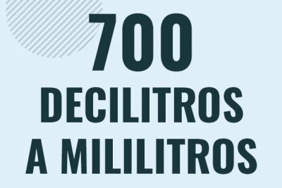 Profesor en pizarra explicando cuanto es 700 decilitros en mililitros o como pasar de 700 dl a ml