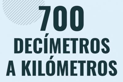 Profesor en pizarra explicando cuanto es 700 decimetros en kilometros o como pasar de 700 dm a km