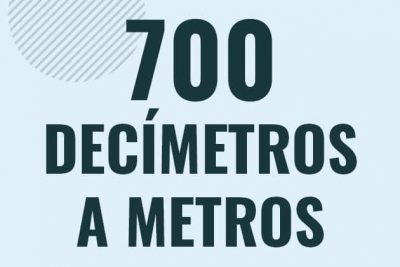Profesor en pizarra explicando cuanto es 700 decimetros en metros o como pasar de 700 dm a m