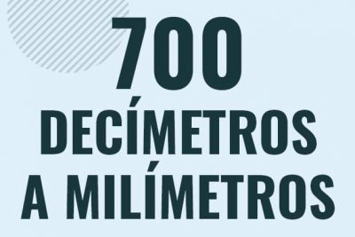 Profesor en pizarra explicando cuanto es 700 decimetros en milimetros o como pasar de 700 dm a mm
