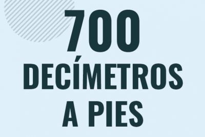 Profesor en pizarra explicando cuanto es 700 decimetros en pies o como pasar de 700 dm a ft