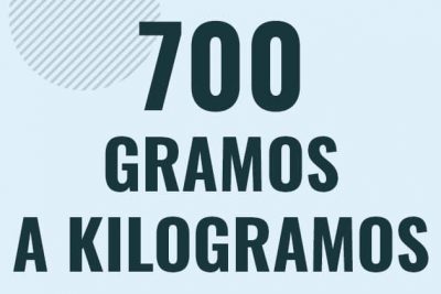 Profesor en pizarra explicando cuanto es 700 gramos en kilogramos o como pasar de 700 g a kg