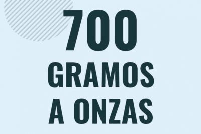 Profesor en pizarra explicando cuanto es 700 gramos en onzas o como pasar de 700 g a oz