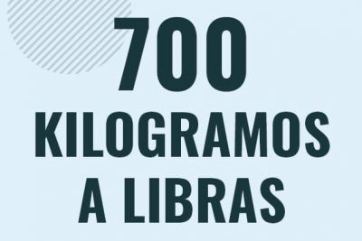 Profesor en pizarra explicando cuanto es 700 kilogramos en libras o como pasar de 700 kg a lb