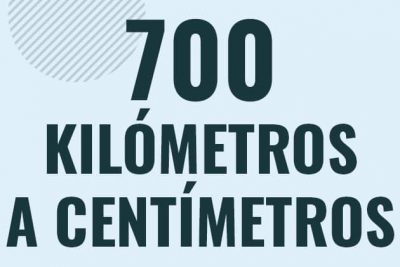 Profesor en pizarra explicando cuanto es 700 kilometros en centimetros o como pasar de 700 km a cm
