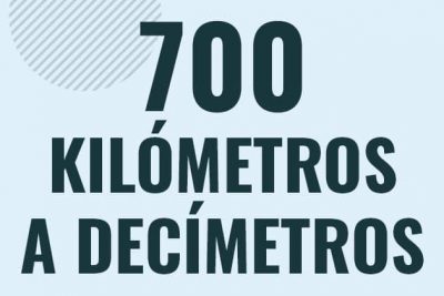 Profesor en pizarra explicando cuanto es 700 kilometros en decimetros o como pasar de 700 km a dm