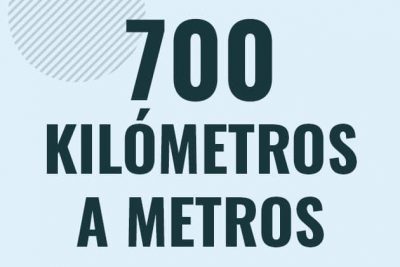 Profesor en pizarra explicando cuanto es 700 kilometros en metros o como pasar de 700 km a m