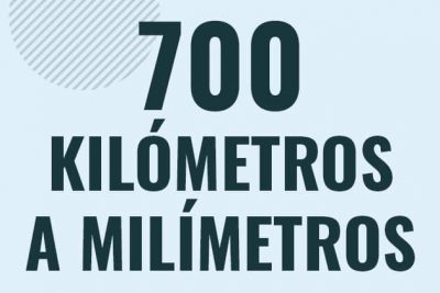 Profesor en pizarra explicando cuanto es 700 kilometros en milimetros o como pasar de 700 km a mm
