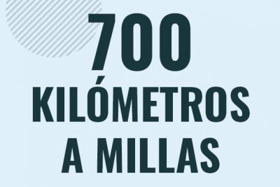 Profesor en pizarra explicando cuanto es 700 kilometros en millas o como pasar de 700 km a mi