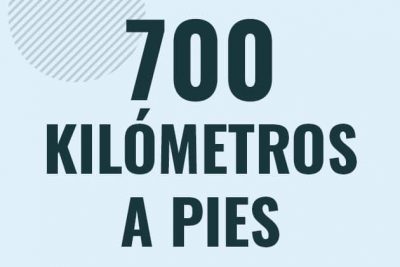 Profesor en pizarra explicando cuanto es 700 kilometros en pies o como pasar de 700 km a ft