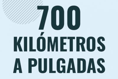 Profesor en pizarra explicando cuanto es 700 kilometros en pulgadas o como pasar de 700 km a in