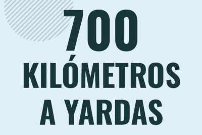 Profesor en pizarra explicando cuanto es 700 kilometros en yardas o como pasar de 700 km a yd