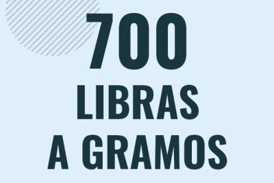 Profesor en pizarra explicando cuanto es 700 libras en gramos o como pasar de 700 lb a g