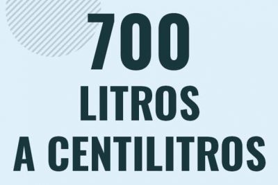 Profesor en pizarra explicando cuanto es 700 litros en centilitros o como pasar de 700 l a cl