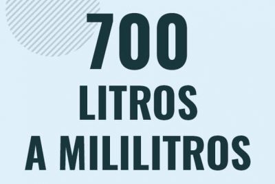 Profesor en pizarra explicando cuanto es 700 litros en mililitros o como pasar de 700 l a ml