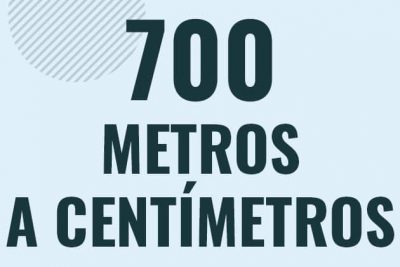 Profesor en pizarra explicando cuanto es 700 metros en centimetros o como pasar de 700 m a cm