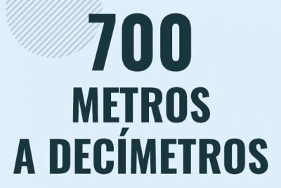 Profesor en pizarra explicando cuanto es 700 metros en decimetros o como pasar de 700 m a dm
