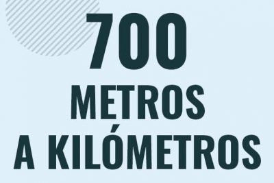 Profesor en pizarra explicando cuanto es 700 metros en kilometros o como pasar de 700 m a km
