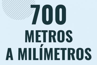 Profesor en pizarra explicando cuanto es 700 metros en milimetros o como pasar de 700 m a mm