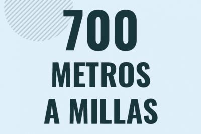 Profesor en pizarra explicando cuanto es 700 metros en millas o como pasar de 700 m a mi