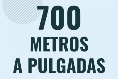 Profesor en pizarra explicando cuanto es 700 metros en pulgadas o como pasar de 700 m a in